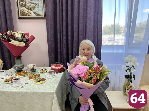 Герой России Александр Янклович поздравил с Днем Победы ветерана, проживающую в Энгельсском доме-интернате